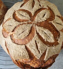 Kräftiges Landbrot mit Molke und Lievito Madre
