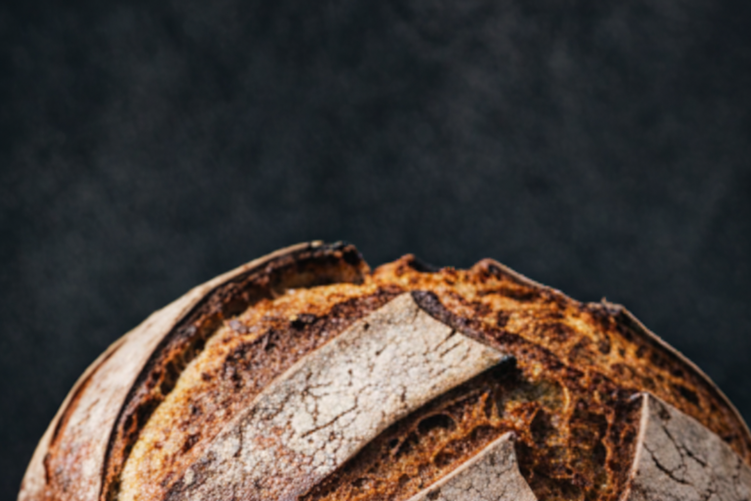 Frisch gebackenes Sauerteigbrot aus der Brot mit Herz Backstube